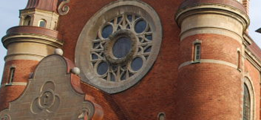 Närbild på kyrkans fönsterglas på framsidan.