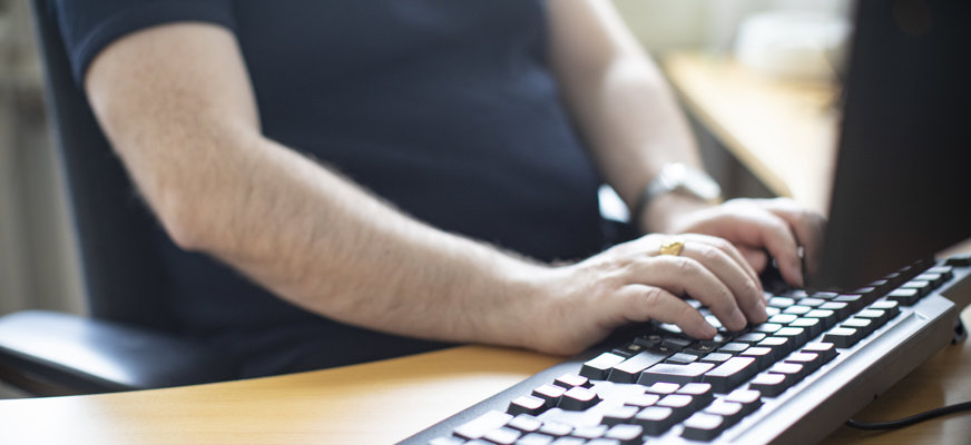 Person skriver på tangenbord