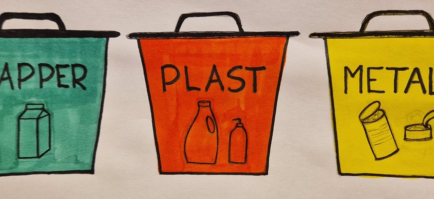 3st sophinkar i olika färger, 1 grön med texten papper samt en bild av en tetra förpackning, en röd med texten plast samt en bild på en tvättmedelsflaska, en gul med texten metal  och bild på konservburkar