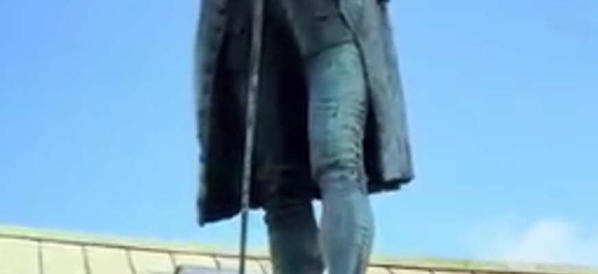 En bild på statyn av Jonas Alströmmer även kallad Potatiskungen. 