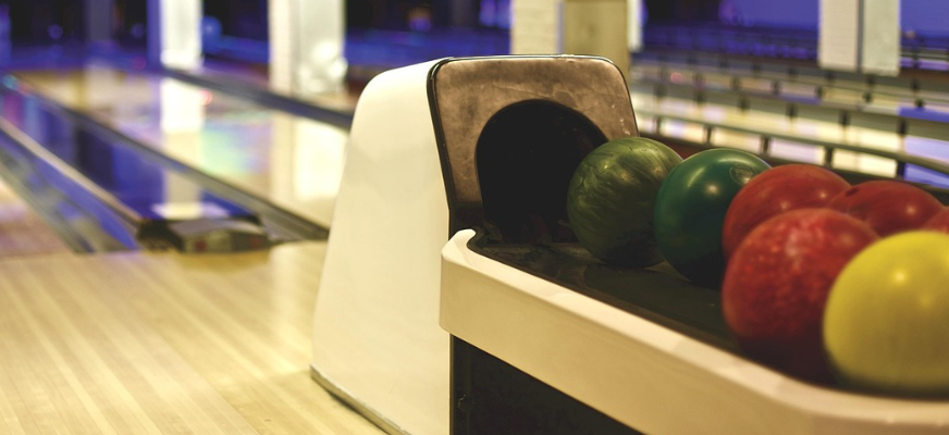 Bowlingbana skymtas i bakgrunden och bowlingklot redo att rullas ut på banan