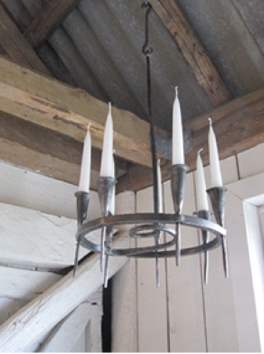 Smidd takkrona med stearinljus