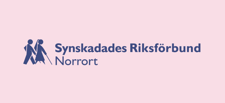 SRF Norrorts logotyp i blått med rosa bakgrund