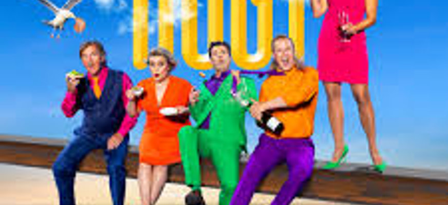 Affisch på föreställningen högt spel. 5 personer i färgglada kläder sitter på en järnbalk