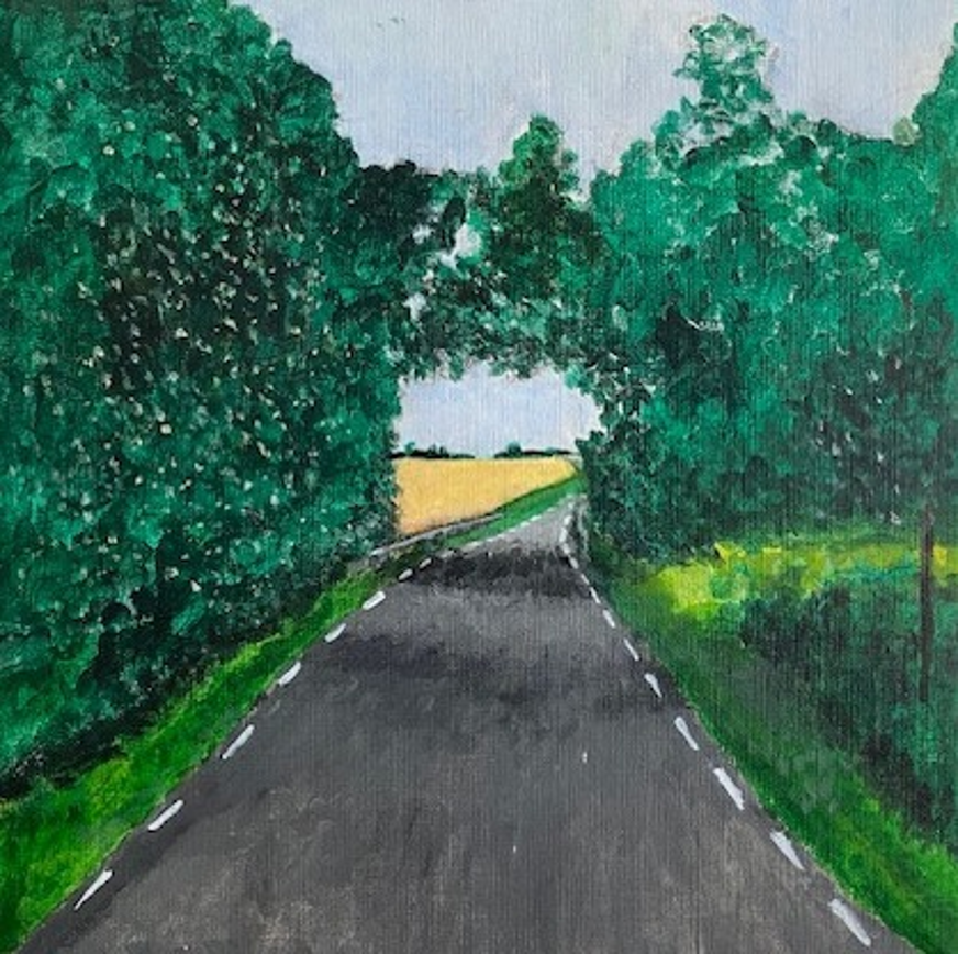 Målningen visar en landsväg som sträcker sig rakt fram genom ett grönt landskap. Vägen har vita streckade kantlinjer och omges av täta träd som bildar ett valv över vägen, vilket skapar en tunnelkänsla. Genom öppningen syns ett fält med gyllengula grödor och en ljusblå himmel med lätta moln. Färgerna är klara och kontrasterande – mörkgrönt mot gult och grått – vilket ger ett lugnt och harmoniskt intryck av svensk sommaridyll.
