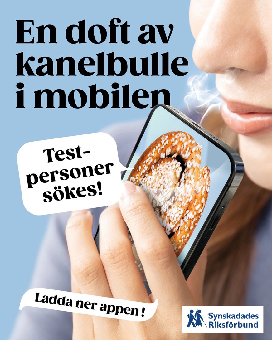 Reklamaffisch kvinna som luktar på sin telefon, rök kommer ut ut telefonen högtalarhål. "En doft av kanelbulle i mobilen", "Testpersoner sökes", "Ladda ner appen". SRF:s logotyp.