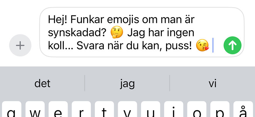 Skärmklipp sms Iphone. "Hej! Funkar emojis om man är synskadad?" Emoji funderande gubbe med hand på hakan. "Jag har inten koll... Svara när du kan, puss!" Emoji gubbe som blåser hjärta/kärlek.