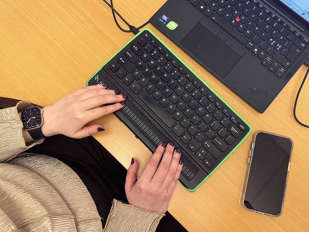 Händer med nagellack på punktdisplay