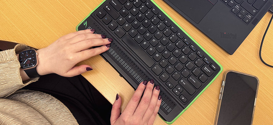 Händer med nagellack på punktdisplay