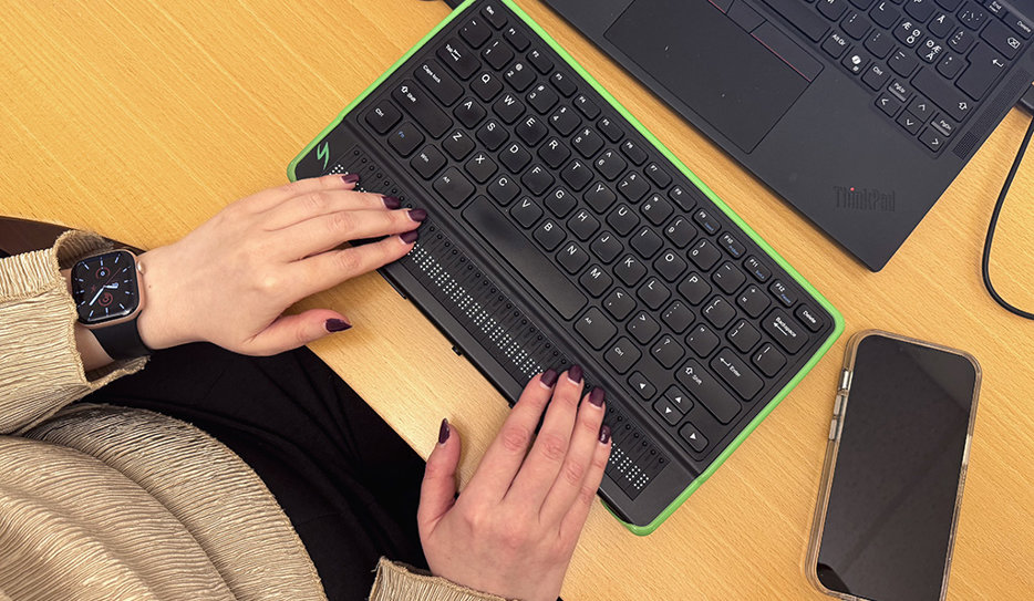 Händer med nagellack på punktdisplay