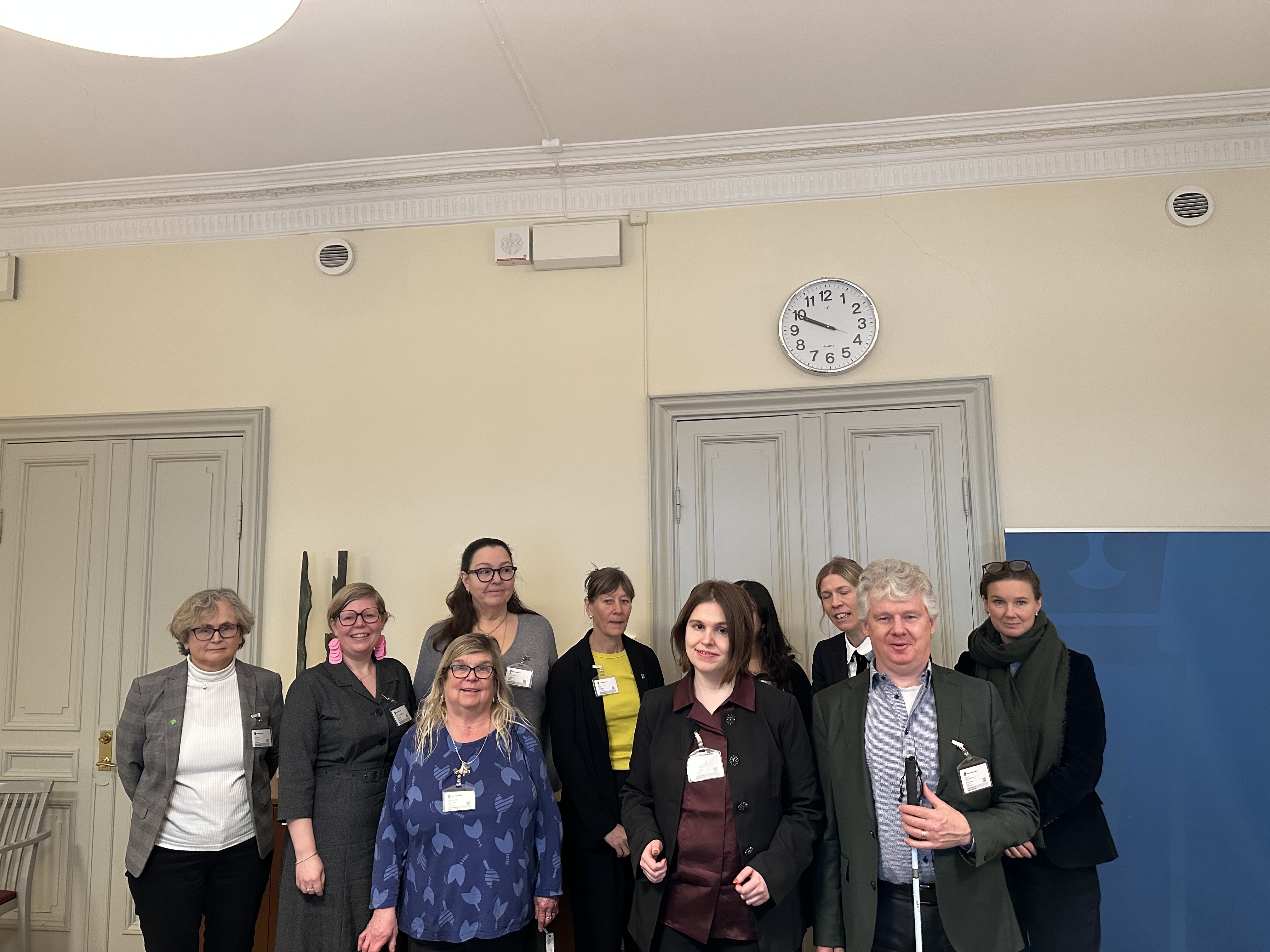 Niklas Mattsson och Belmina Koca syns på främre raden. Medverkade på mötet gjorde också Maria Nilsson, som är statssekreterare hos högskoleminister Lotta Edholm, och Karin Svanborg-Sjövall, statssekreterare hos kulturminister Parisa Liljestrand. Övriga mötesdeltagare på bilden är Inger Rålenius och Helene Kindstedt från Dyslexiförbundet, Silvia Ernhagen, Jenny Nilsson och Josefine Hellroth Larsson från Svensk biblioteksförening, och Kadria Alizadeh och Fabian Klein från US.