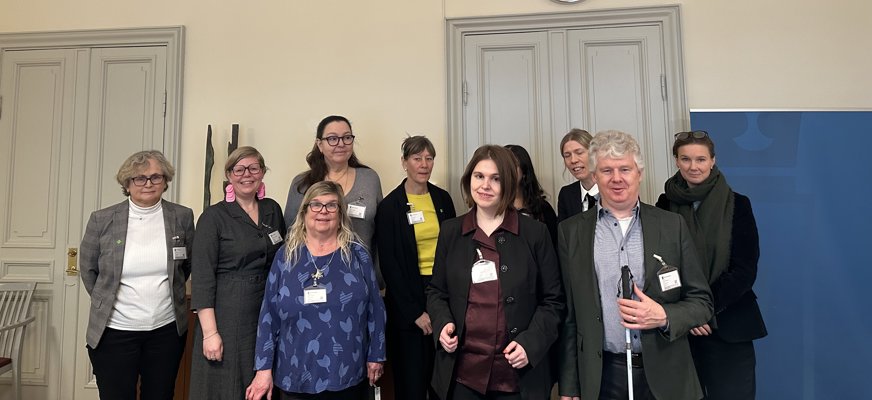 Niklas Mattsson och Belmina Koca syns på främre raden. Medverkade på mötet gjorde också Maria Nilsson, som är statssekreterare hos högskoleminister Lotta Edholm, och Karin Svanborg-Sjövall, statssekreterare hos kulturminister Parisa Liljestrand. Övriga mötesdeltagare på bilden är Inger Rålenius och Helene Kindstedt från Dyslexiförbundet, Silvia Ernhagen, Jenny Nilsson och Josefine Hellroth Larsson från Svensk biblioteksförening, och Kadria Alizadeh och Fabian Klein från US.