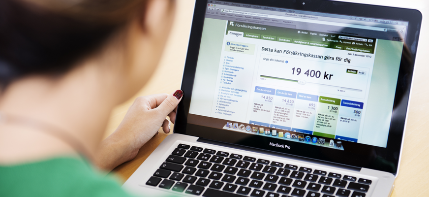 Person som surfar på Försäkringskassans hemsida.