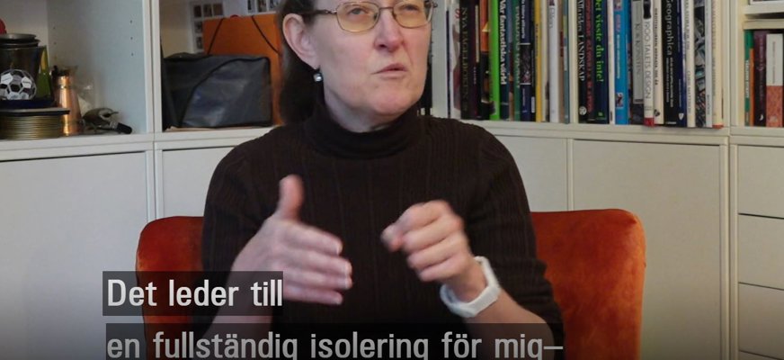 Skärmklipp SVT. Medelålders kvinna intervjuad framför kameran. Undertext: "Det leder till fullständig isolering för mig-"