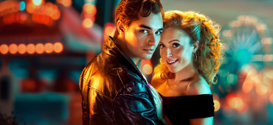 Den officiella bilden till Grease: The musical. Bilden visar ungdomarna Sandy (Lovisa Bengtsson) och Danny (Anton Ewald)