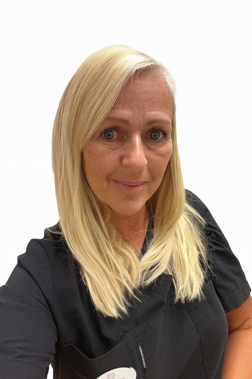 Jeanette Lindqvist i långt, blont hår iklädd kortärmad svart skjorta. Hon har en namnskylt på skjortan.