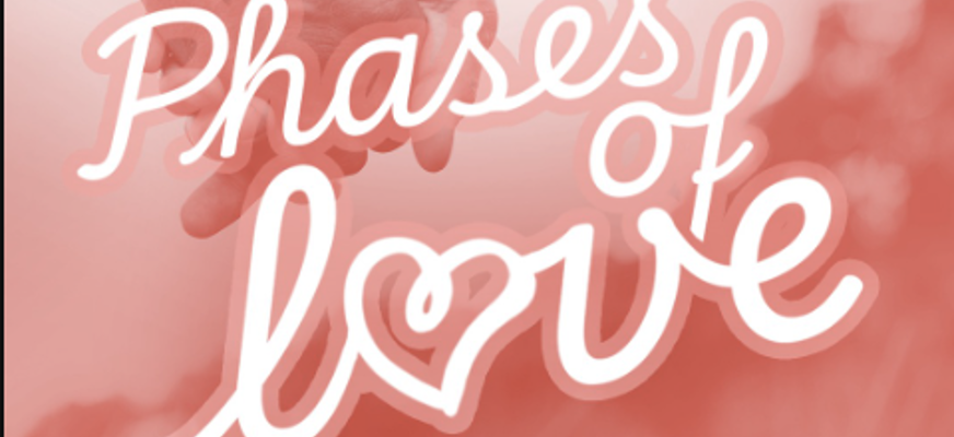 Affish för konserten. Orange rosa nyans Två händer som är sammanflätade och orden Phrases of love i vitt över alltihop. Längst nere i mitten finns en logga och ordet Almakören