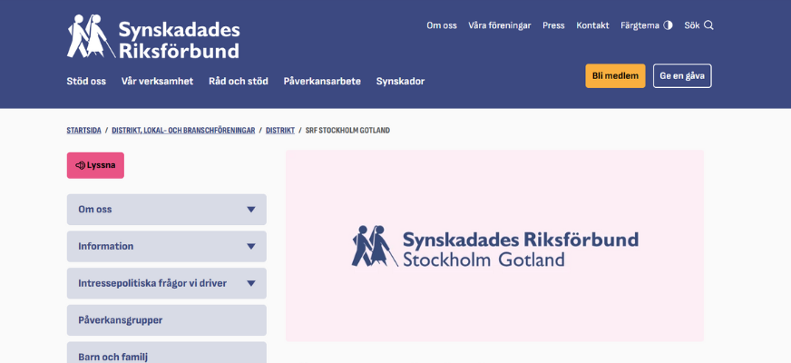 På bilden syns övre delen av SRF Stockholm Gotlands nya hemsida . Överst vågrätt ett mörkblått fält med distriktets logotyp i vitt. Undertill lodrätt åt vänster finns ett menyträd där hemsidans översta fem menyflikar finns synliga. Till höger om dessa finns distriktets logotyp i blått, ovanpå en rosa bakgrund.