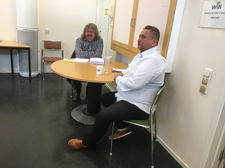 Tidigare ordförande för Riksförbundet, Håkan Thomsson, sitter vid ett bord tillsammans med SRF Uppsala läns ombudsman Wieslaw Wasowski och lyssnar på presidiet.