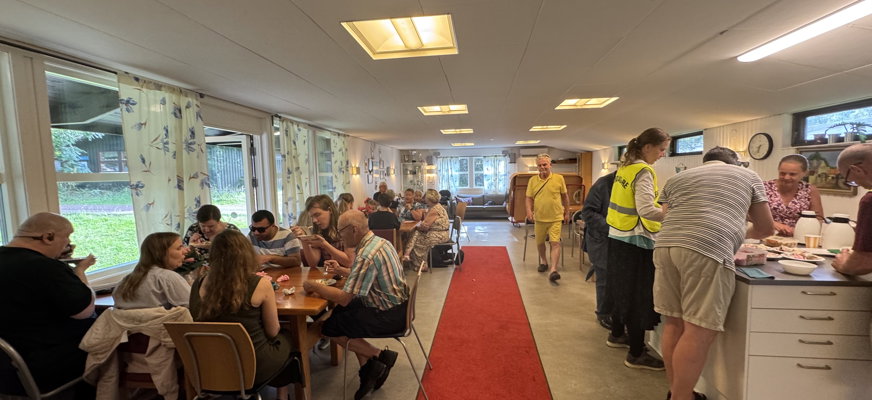 Bilden är från MIS stugan och visar massa personer som sitter vid bord och samtalar med varandra samtidigt som de provar olika glassar