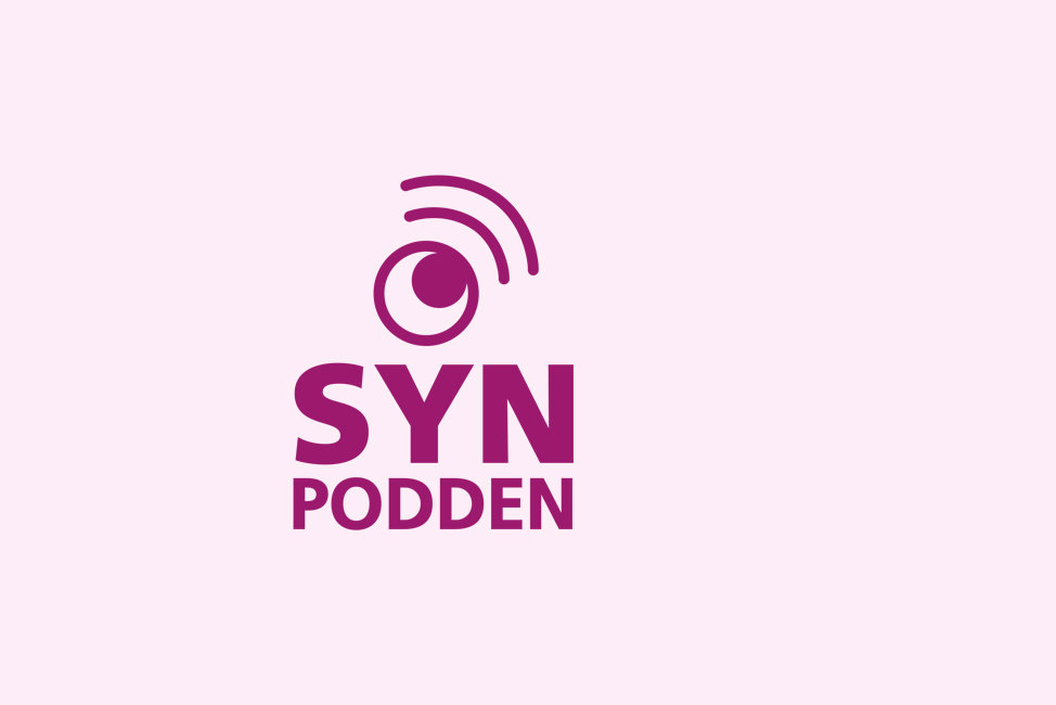 Ljusrosa bakgrund, Synpoddens logga i lila: Stiliserat öga med ljudvågor, "SYN" och "PODDEN" avstavat på två rader.