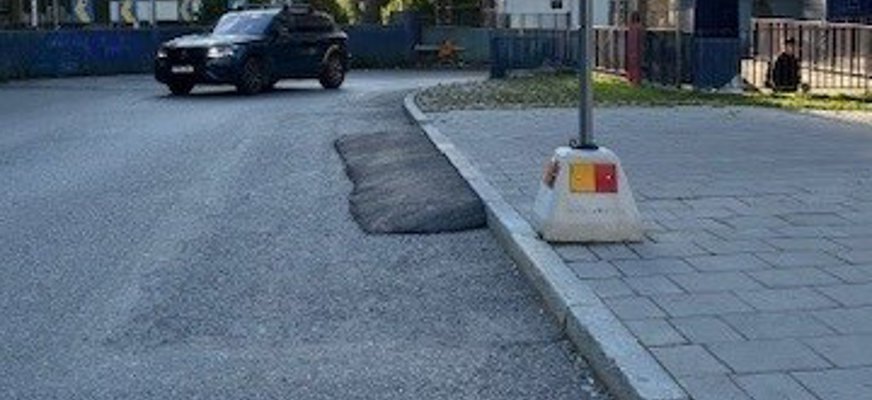 I bakgrunden en bil som just kört ut ur utfarten från Söderledstunneln, Folkungagatan. Folkungagatan vid infarten till medborgarhuset. 