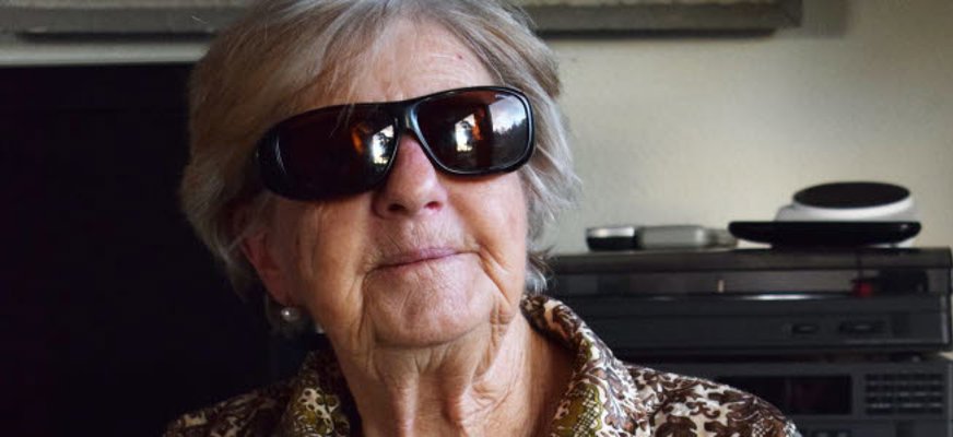 Äldre kvinna med solglasögon