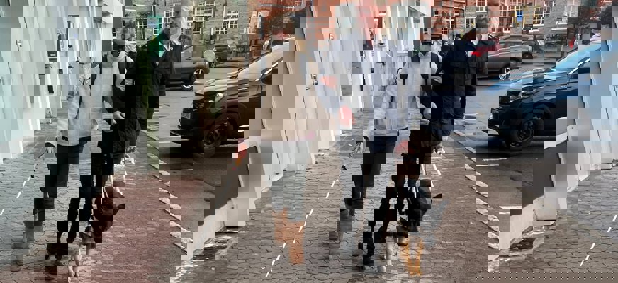 Blind leder synskadad