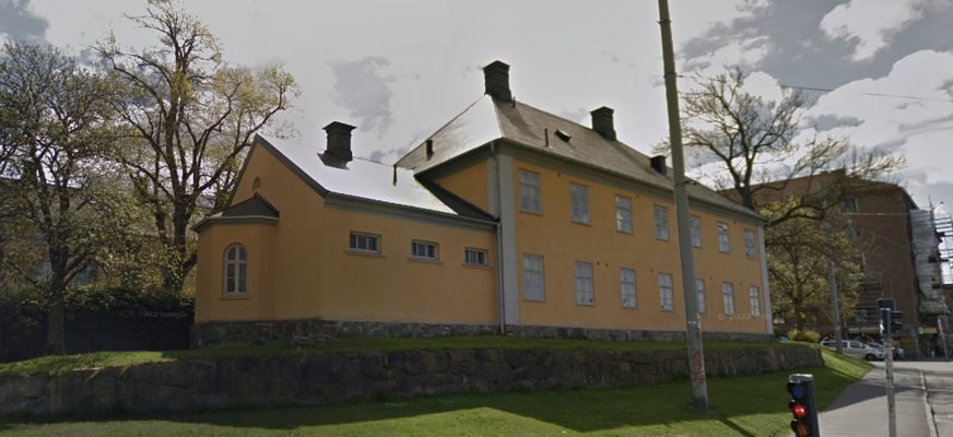 Bilden visar Spinnhuset där vi kommer att samlas. Det är en stor gul byggnad i två våningar.
