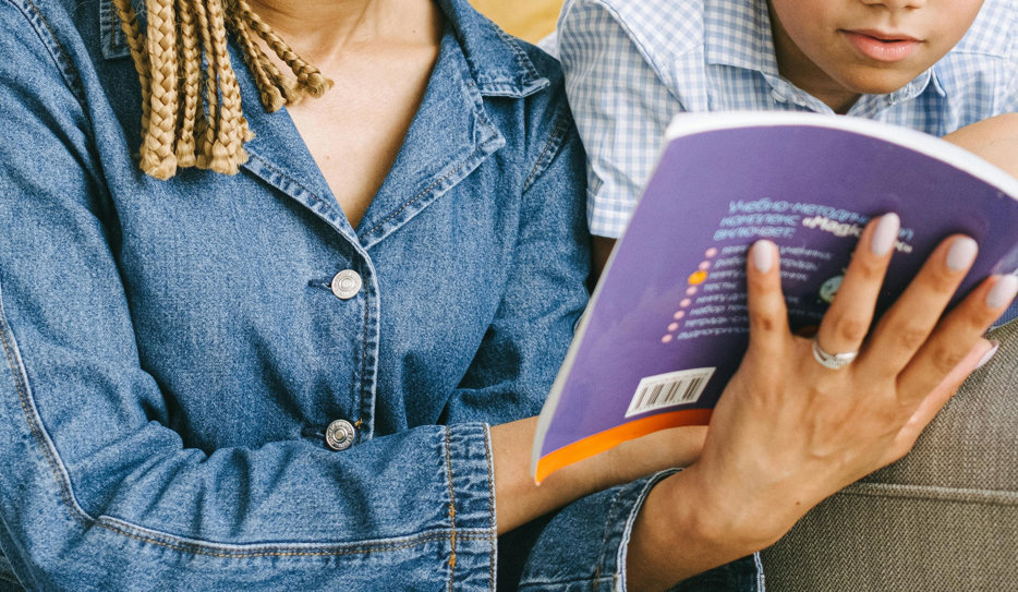 Mamma läser bok för sin son.