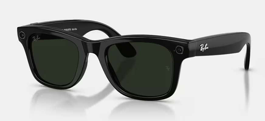 Bilden visar ett par svarta meta rayban glasögon mot en vit yta.