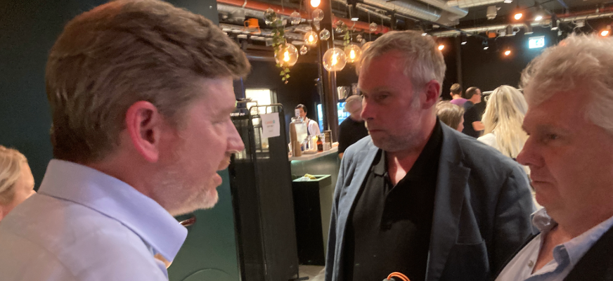 Tre män står vända mot varandra i ett samtal i en eventmiljö. Martin Ådahl, Jimmy Pettersson och Niklas Mattsson deltar i samtalet. I bakgrunden syns andra gäster, en bar och flera hängande lampor.