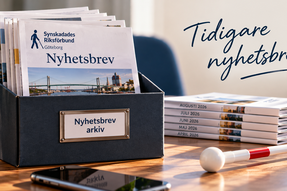 Flera nyhetsbrev från Synskadades Riksförbund Göteborg samlade i en arkivlåda och i en stapel på ett bord, tillsammans med en vit käpp och en mobiltelefon.