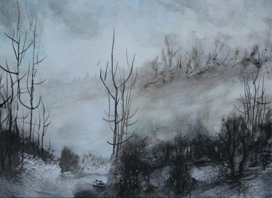 En stämningsfull akvarellmålning som visar ett dimmigt, kargt landskap. Tunna, kala träd med spretiga grenar står utspridda över en disig terräng. Färgskalan går i dämpade grå och blå toner, vilket skapar en kall och melankolisk atmosfär. Marken är ojämn med mörka fläckar av växtlighet och antydan till vatten eller fukt i förgrunden. Målningen förmedlar stillhet och ödslighet genom sparsam färganvändning och uttrycksfulla penseldrag.