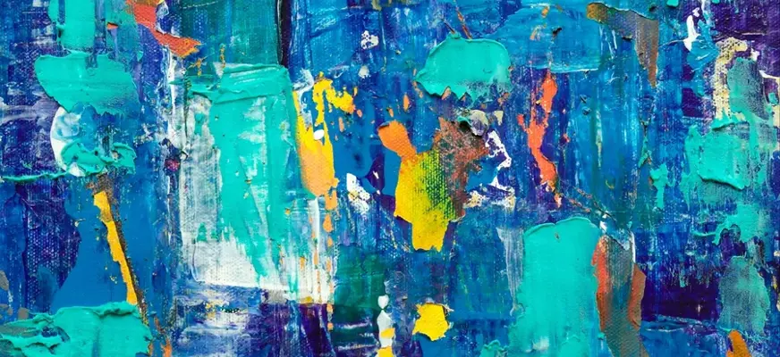 Bilden visar abstrakt konst i olika blåa toner med små inslag av gul och orange