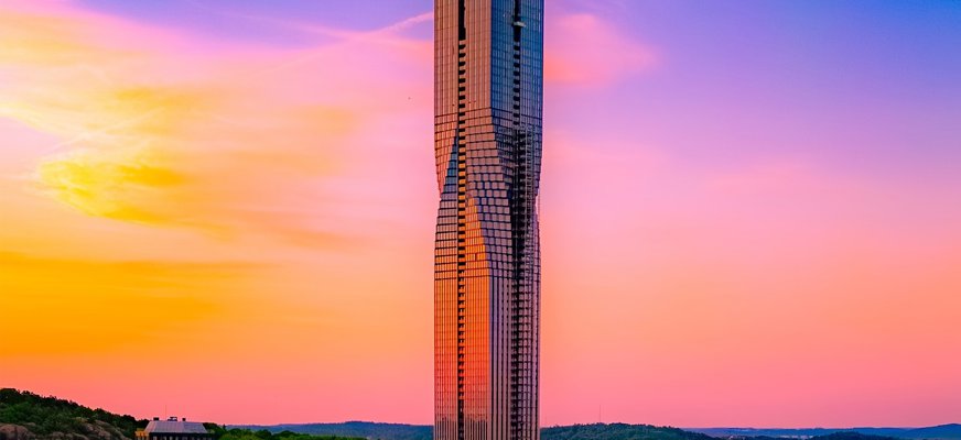 Bilden visar Karlatornet i solnedgång