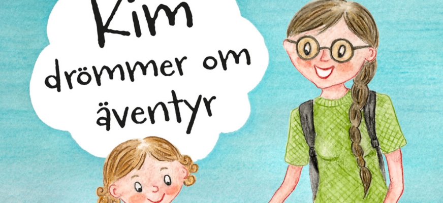 Det illustrerade omslaget till boken ”Kim drömmer om äventyr”, med blå bakgrund och en mamma och en dotter som ler.