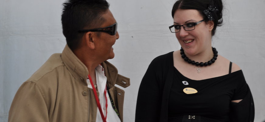 Kvinna och man samtalar och skrattar.