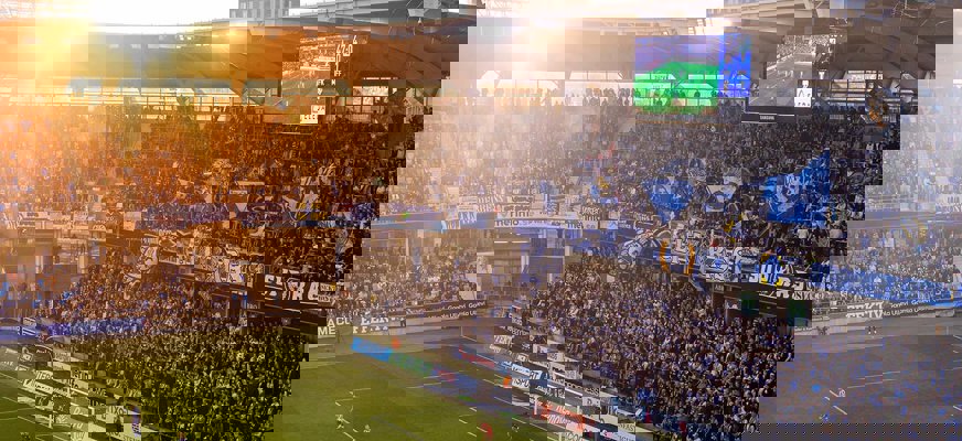 En bild från gamla ullevi med fullsatta läktare och fans med flaggor och halsdukar