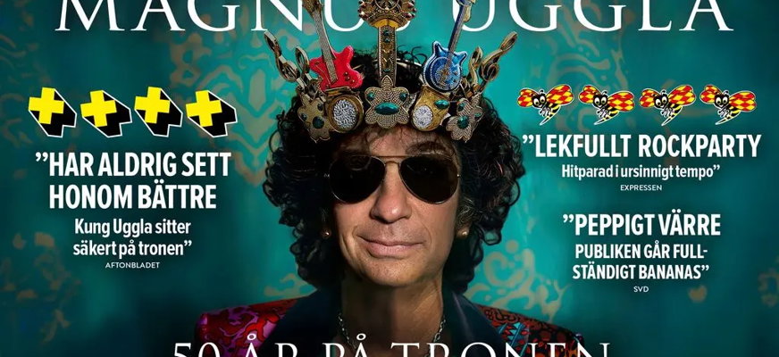 I mitten syns Magnus Uggla iförd solglasögon och en kungakrona dekorerad med små gitarrer och prydnader. Han bär en mönstrad röd kavaj och tittar rakt in i kameran. 