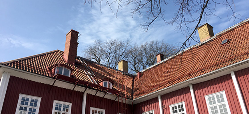 Bilden visar den rödvita träbyggnaden där Verket finns.