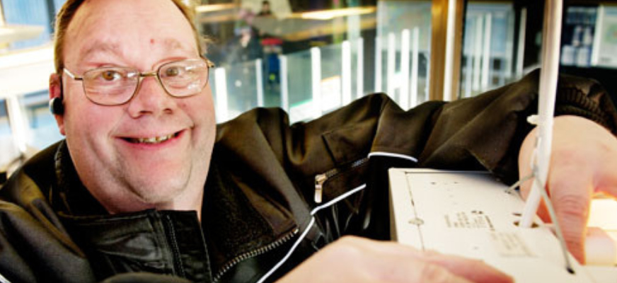 En man arbetar med att byta ett lysrör