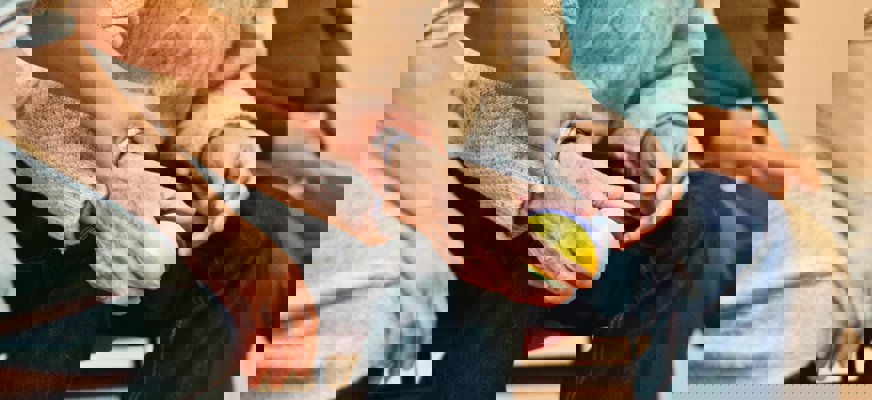 Kvinna håller äldre man om armen.