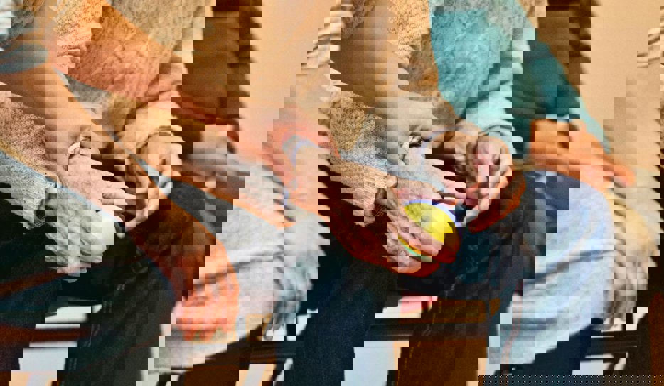 Kvinna håller äldre man om armen.