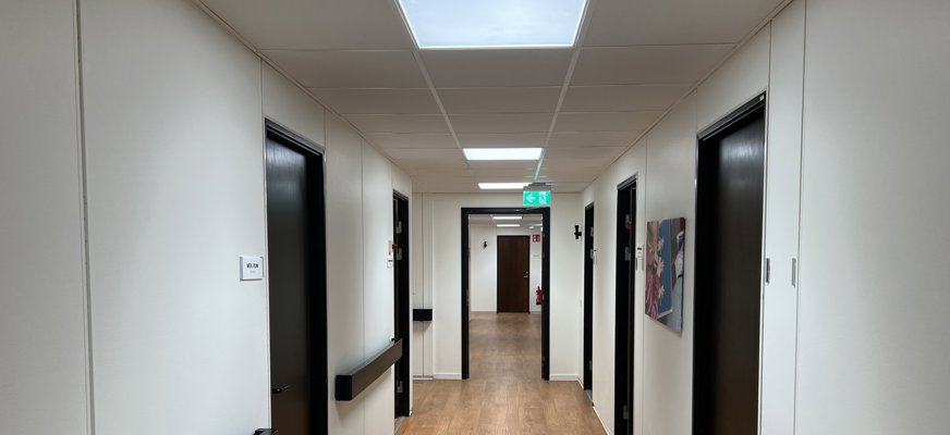 Lång kontorskorridor