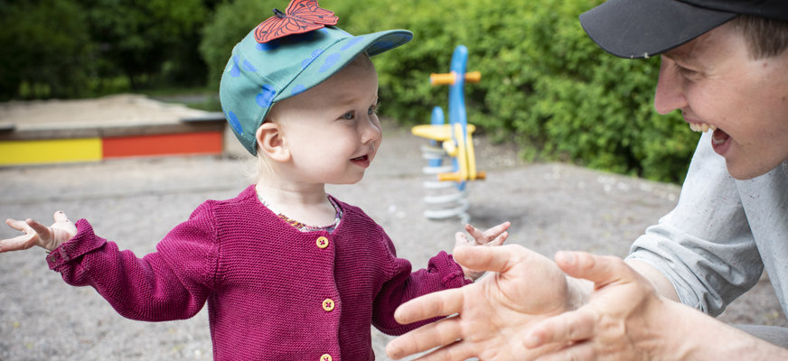 Barn gör "jag vet inte"-tecken i lekpark