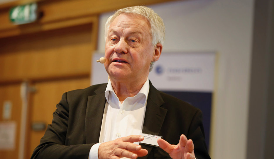 Bengt Westerberg har grått hår och bär vit skjorta och svart kavaj. Han gestikulerar med händerna.