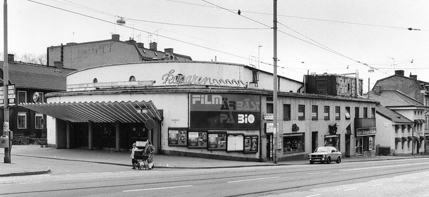 En svartvit bild som visar en gammal biograf i Göteborg