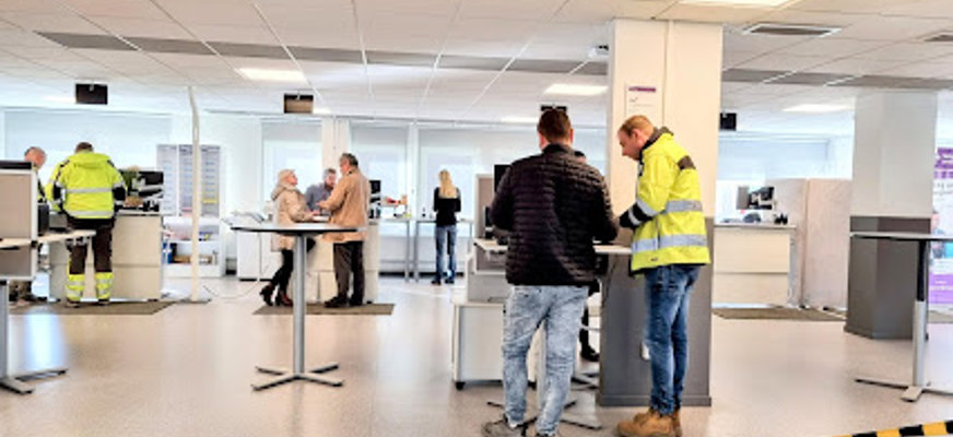 Vilden visar människor som besöker självhjälpen i ett servicecenter