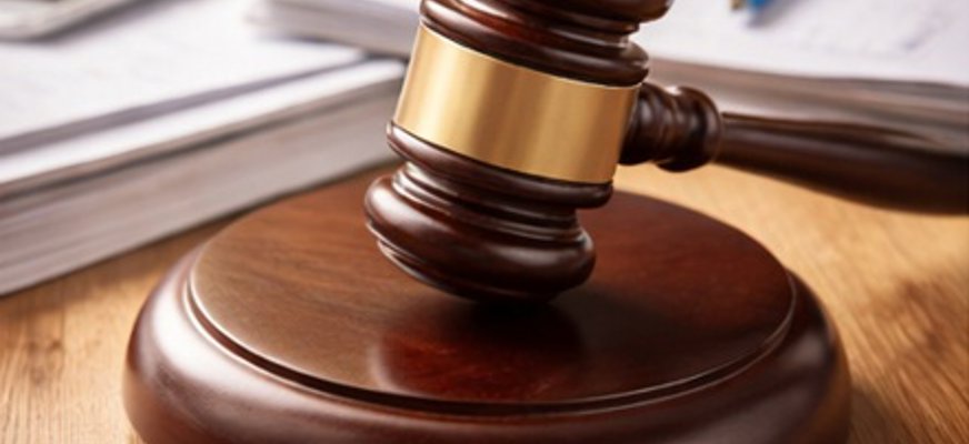 En bild med träklubba som slår i bordsunderlägg